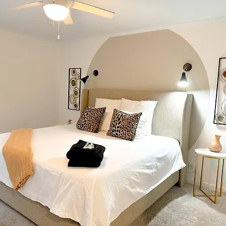 Luxury 2br In Midtown With Patio-balcony & Optional Parking Near Broadway, Vanderbilt & Centennial Park Apartment *