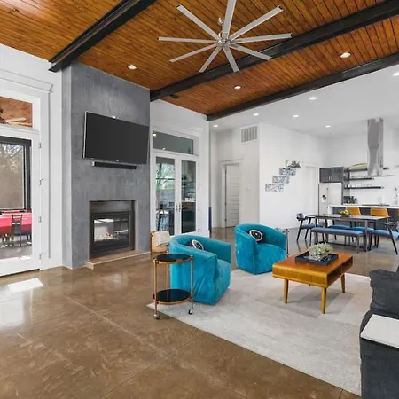 Holiday home Unique Modern Ranch W Year Round Pool And Hot Tub
