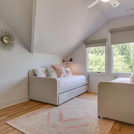 Holiday home The Bailey -steps To The Action! 3 Bedrooms For And Your Group!