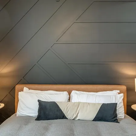 3 Luxury Loft Units - Mins To Broadway - Sleeps 15 Holiday home *