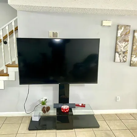 Apartment Serene 2-bedroom Unit W/ Free Parking *