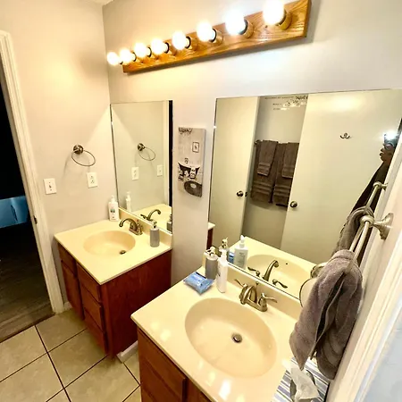 Serene 2-bedroom Unit W/ Free Parking Apartment