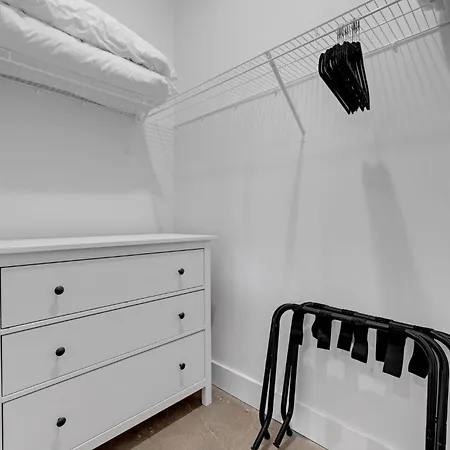 New Sleeps 4 - 7 Mins To Dwtn Apartment *