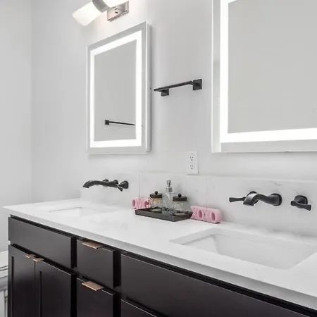 Hot Tub City Views Miami Vibes Nights Holiday home