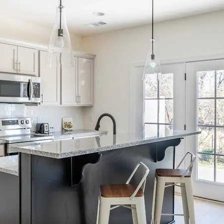 1 King 1 Queen 2 Double Garage Washer & Dryer * Nashville