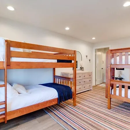 4 Bdrm-4 Bath, Great For Groups, Perfect Location! Apartment *