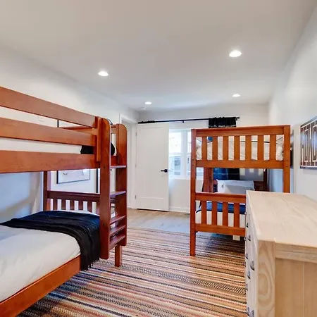 Apartment 4 Bdrm-4 Bath, Great For Groups, Perfect Location!