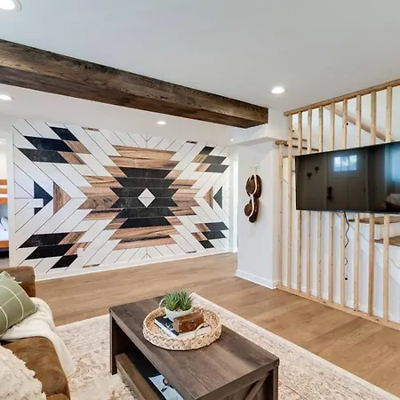 4 Bdrm-4 Bath, Great For Groups, Perfect Location!