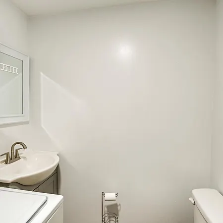 Holiday home Modern Vacation ~ 3 Mi To Downtown! *