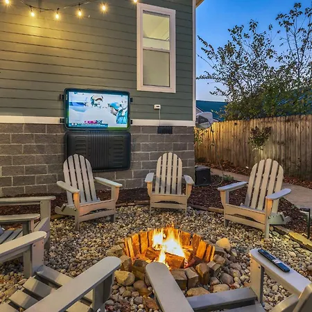 Greenwood With Covered Hot Tub, Fire Pit, And Outdoor Tv! *