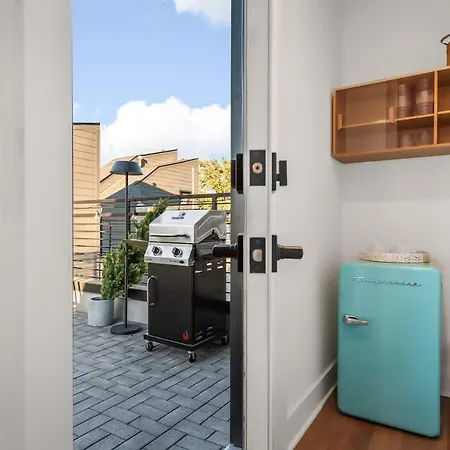 Walkable East With Rooftop Holiday home