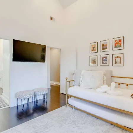 Spacious And Sleek Amazing Location Patio Space Holiday home