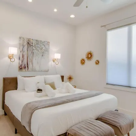 Spacious And Sleek Amazing Location Patio Space Holiday home *