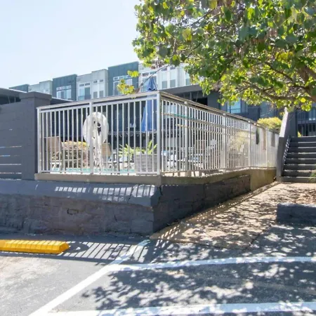 Urban Hideaway Cozy With Pool Access *