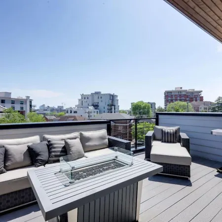 Urban Escape Rooftop Lounge With Skyline Views Holiday home