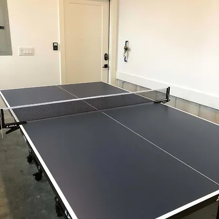 Chic Retreat, Garage, Rooftop, Walk To Restaurants, 5 Mins To Nissan Stadium, Less Than 10 Mins To Broadway, Great For Groups And Families, Located In Desirable Neighborhood Near Downtown, 24 Hr Hospitality Holiday home