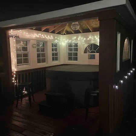 Private 1.35-acre Estate | Hot Tub, Pool Hall & Courts | Sleeps 11 Holiday home
