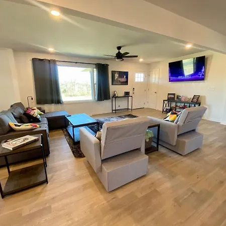 Private 1.35-acre Estate | Hot Tub, Pool Hall & Courts | Sleeps 11 Holiday home *