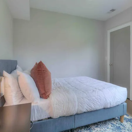 Holiday home 5 Min To Broadway+walkable+private Rooftop Nashville