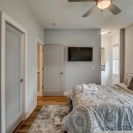 Two Homes - Accommodates 24 Guests Holiday home Nashville