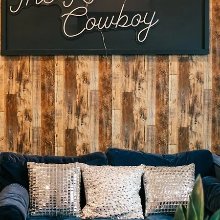Rhinestone Cowboy 5 Min To Downtown Apartment
