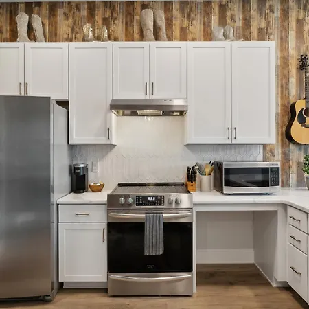 Rhinestone Cowboy 5 Min To Downtown Apartment *