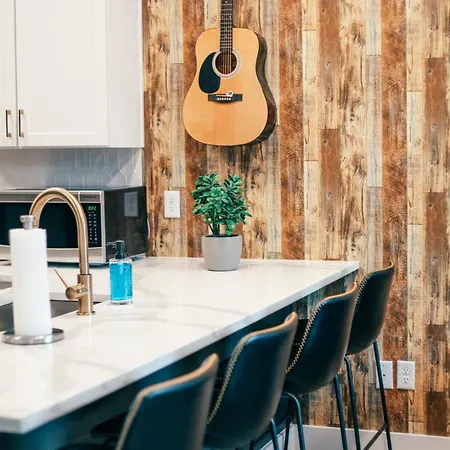 Rhinestone Cowboy 5 Min To Downtown Apartment *