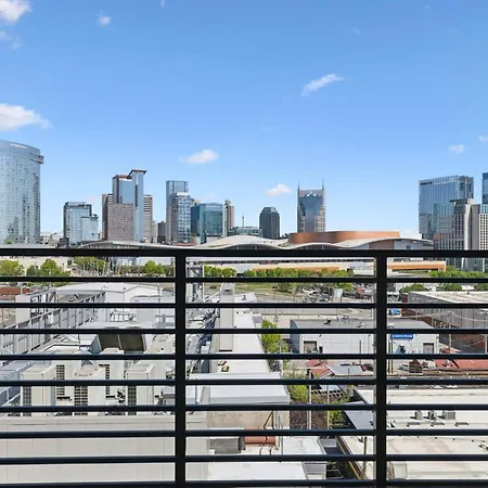 Rhythm & Rooftop Penthouse | Skyline Views | Pool Holiday home