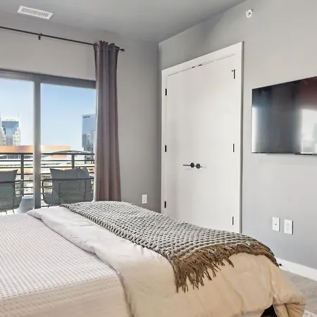 Rhythm & Rooftop Penthouse | Skyline Views | Pool Holiday home *