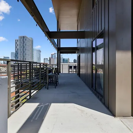 Rhythm & Rooftop Penthouse | Skyline Views | Pool Holiday home