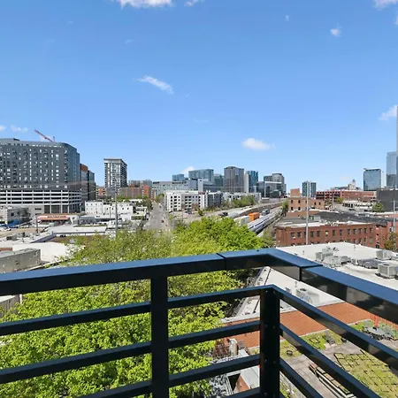 Rhythm & Rooftop Penthouse | Skyline Views | Pool Holiday home