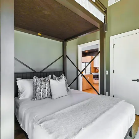 Holiday home Rhythm & Rooftop Penthouse | Skyline Views | Pool