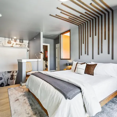 Holiday home Rhythm & Rooftop Penthouse | Skyline Views | Pool