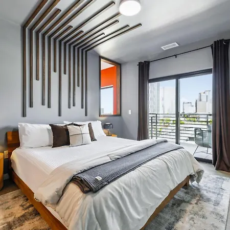 Rhythm & Rooftop Penthouse | Skyline Views | Pool Holiday home
