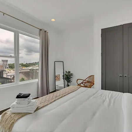 Holiday home Large With Rooftop & Views Sleeps 12 *