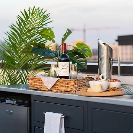Archer House | Hot Tub Rooftop | Downtown Luxury! Holiday home *