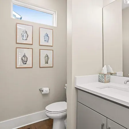 8th Ave South Gem Spacious For Groups Of 12 Holiday home Nashville