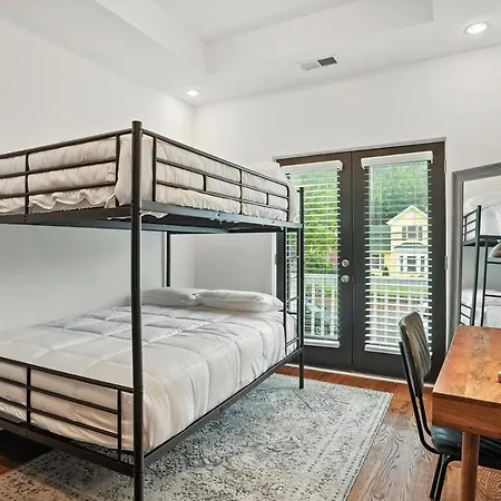Holiday home Downtown Oasis Sleeps 12 And 1 And A Half Miles To Broadway