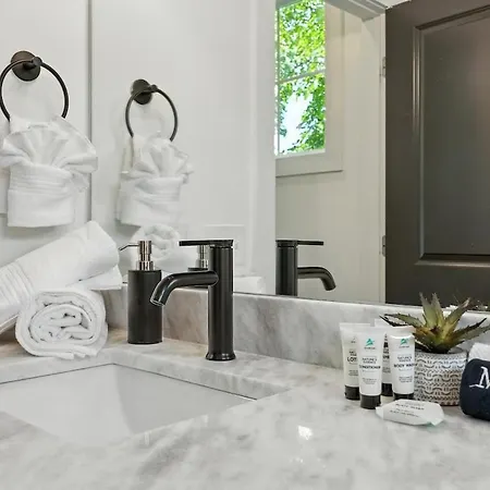 Downtown Oasis Sleeps 12 And 1 And A Half Miles To Broadway Holiday home *