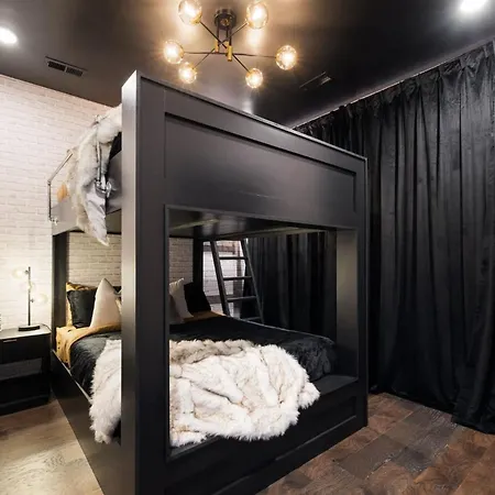 Holiday home The Hideout Icon-inspired Style & Rooftop Chill *