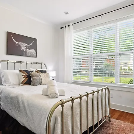 Holiday home Downtown Oasis Sleeps 12 And 1 And A Half Miles To Broadway