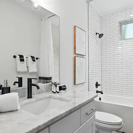 Holiday home Downtown Oasis Sleeps 12 And 1 And A Half Miles To Broadway