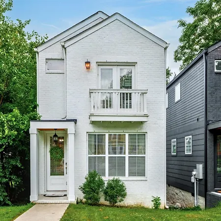 Holiday home Downtown Oasis Sleeps 12 And 1 And A Half Miles To Broadway Nashville