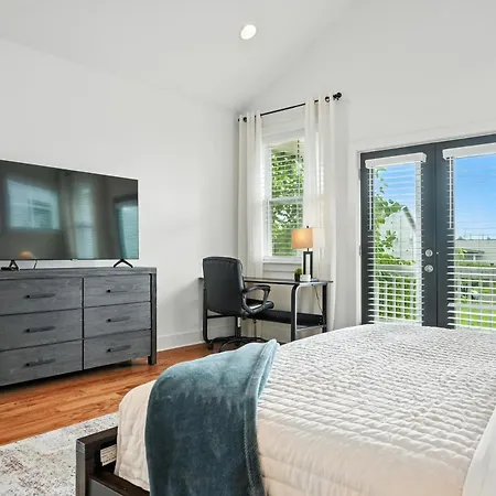 Downtown Oasis Sleeps 12 And 1 And A Half Miles To Broadway