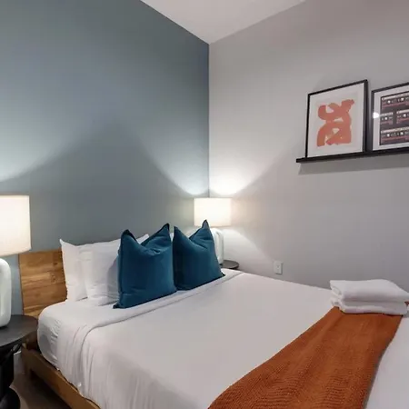 2 Modern In Heart Of Midtown Walkable Location Patio Pool Gym *