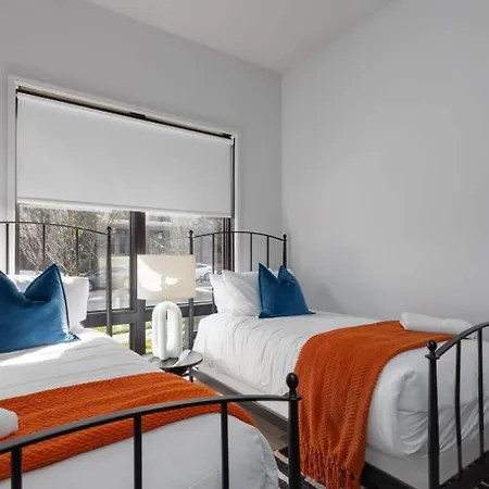 2 Modern In Heart Of Midtown Walkable Location Patio Pool Gym Holiday home