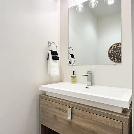 Comfort-sleeps 10-3 Mins To 12 South *