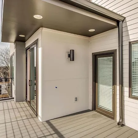 Stunning Skyline Manor - Rooftop Views *