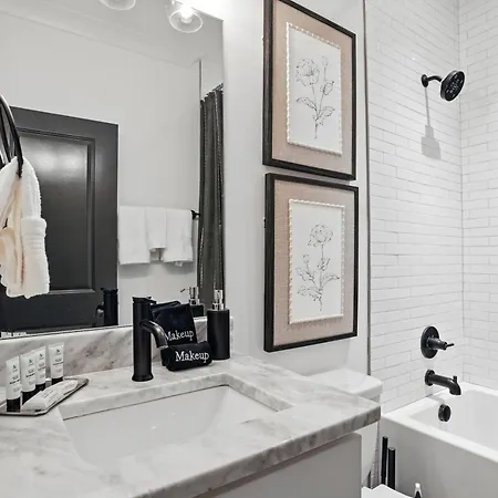 Holiday home Downtown Oasis Sleeps 12 And 1 And A Half Miles To Broadway *