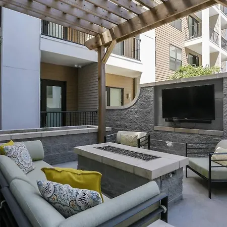 The Nash Luxe, Pool, Gym, Nightlife! Apartment